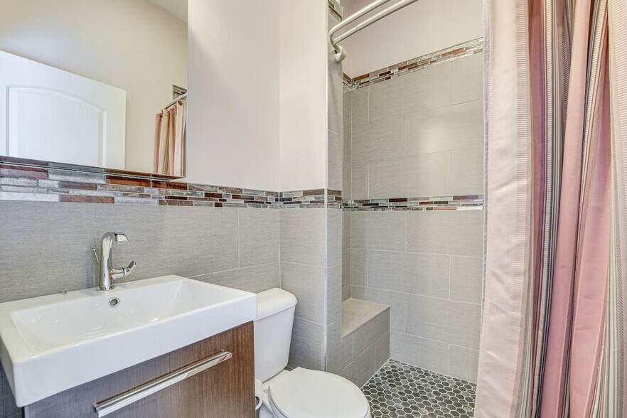 Building Photo - 2033 W Washington Blvd