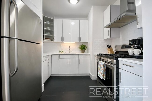 Building Photo - LUXURY 2.5 Bed  in Queens!