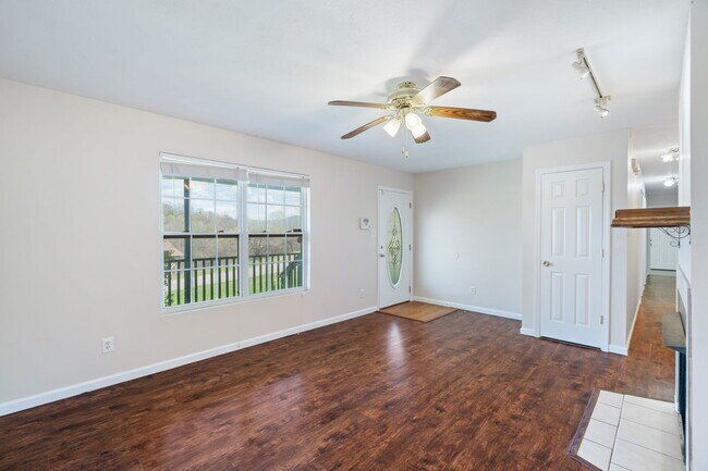 Building Photo - 182 Megan Ln