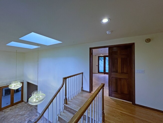 Building Photo - Gated Sound view home Des Moines area, 4 bed plus den 2.5 bath 3900 s/f, Available NOW!!!