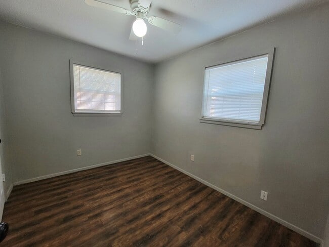 Building Photo - 3 Bedroom 1 Bath