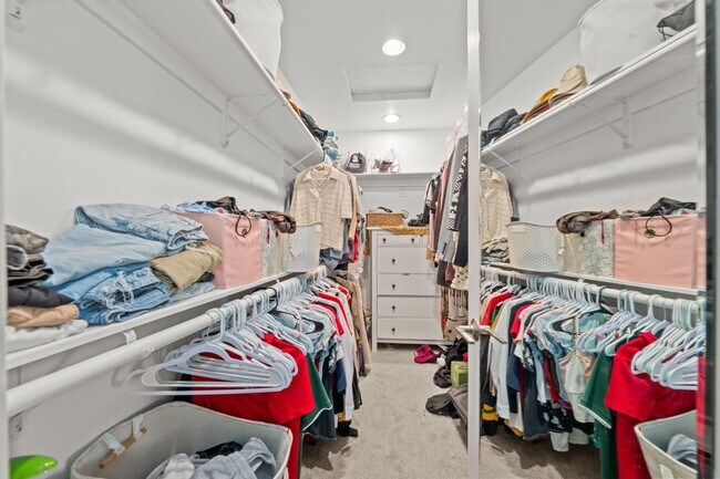 Building Photo - Semi furnished!