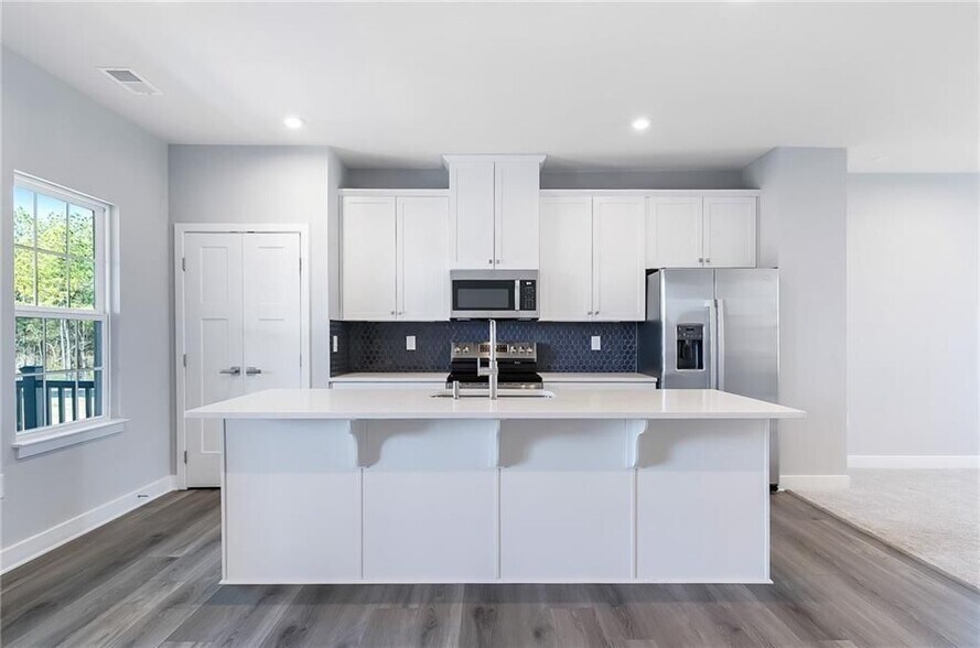 Building Photo - 3000 Zuma St