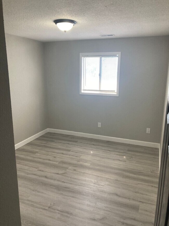Building Photo - 2 Bedroom , 1 Bathroom Apartment!