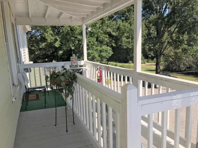 Building Photo - A Great Place to Call Home! Upstairs Apartment for Rent!!