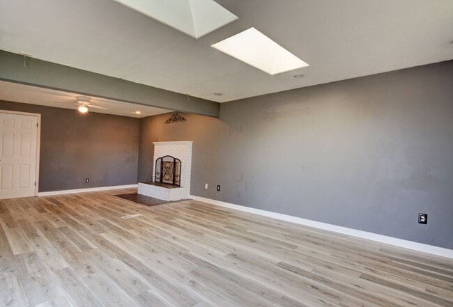 Building Photo - 3 Bedroom 2 Bath Single Story Home - Fenced Backyard