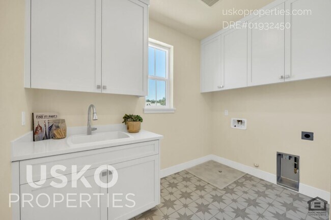 Building Photo - 7095 Soleil Wy