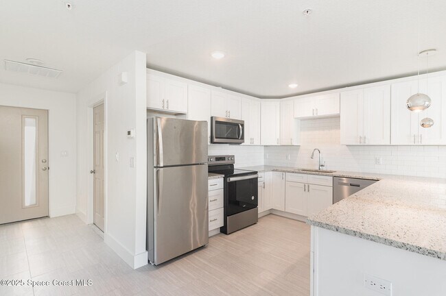 Building Photo - 1635 Par St NE