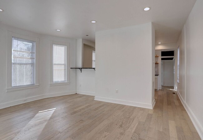 Building Photo - Renovated Single Family 2BR+2Bonus Rm/2.5BA Home in the Heart of Waverly