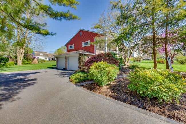 Building Photo - 25 Meadow View Dr