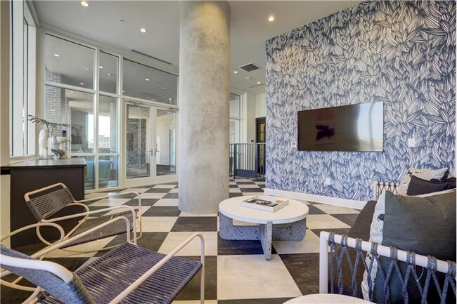 Building Photo - 702 E 11th St