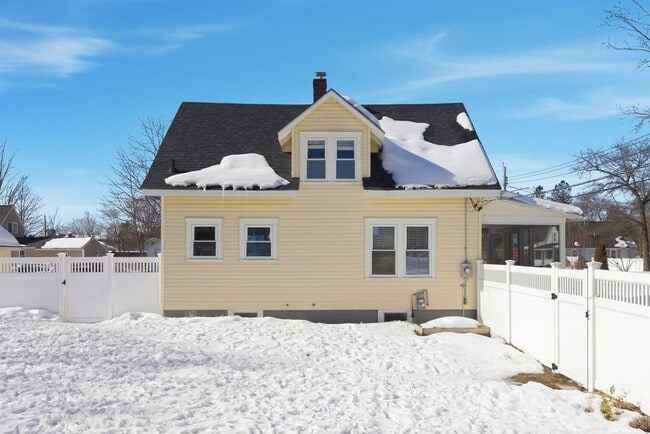 Building Photo - 26 Snow St