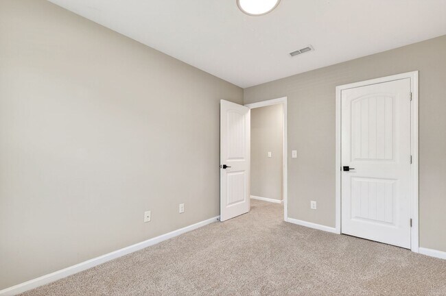 Building Photo - 117 Holly Berry Ln