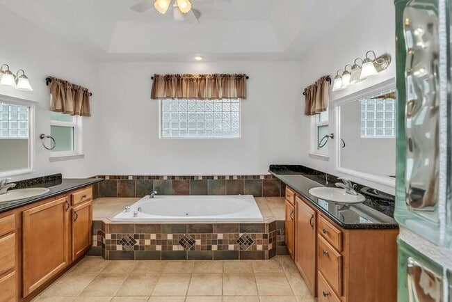 Building Photo - Beautiful and Spacious 4Bd 3.5Bath Home in...