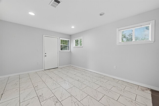 Building Photo - 5635 Belarbor St