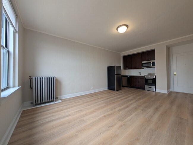 Building Photo - 3335 W Diversey Ave