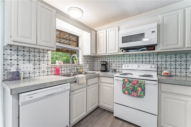 Building Photo - 10984 Tony Mountain Rd