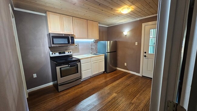 Building Photo - 630 Robinhoods Holw