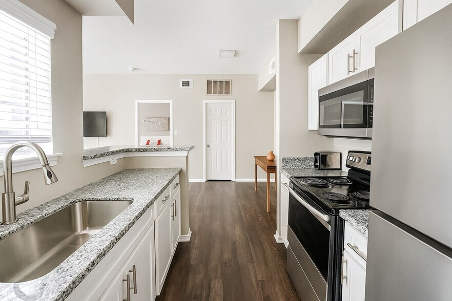 Building Photo - 6225 Saratoga Blvd