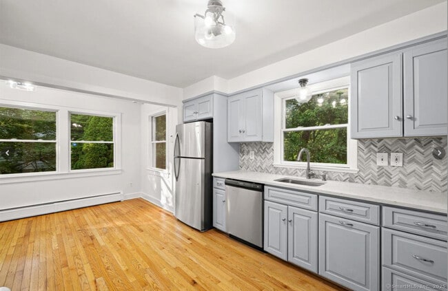 Building Photo - 412 Main St