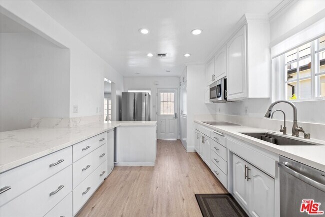 Building Photo - 2809 S Canfield Ave