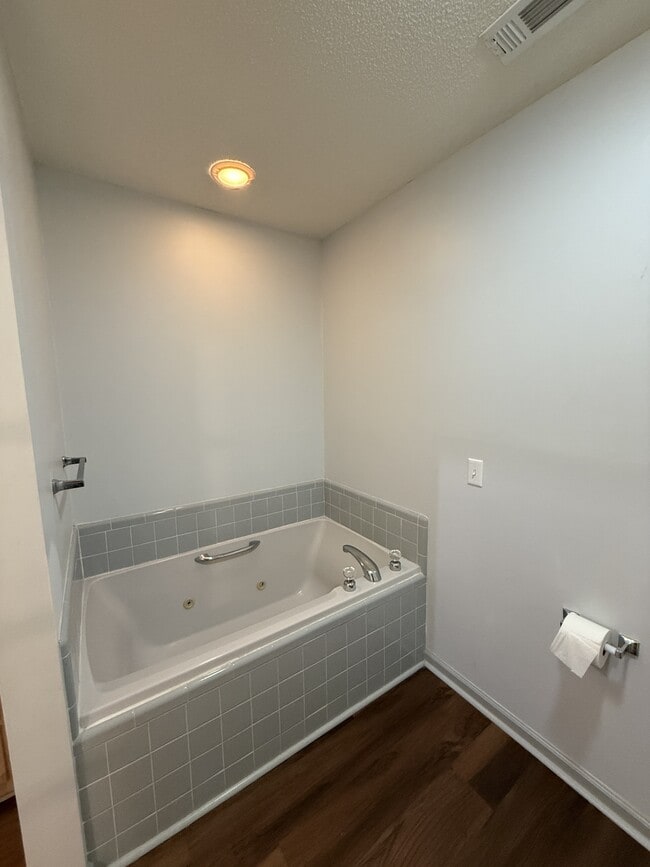 Building Photo - 1008 Old Oatland Island Rd