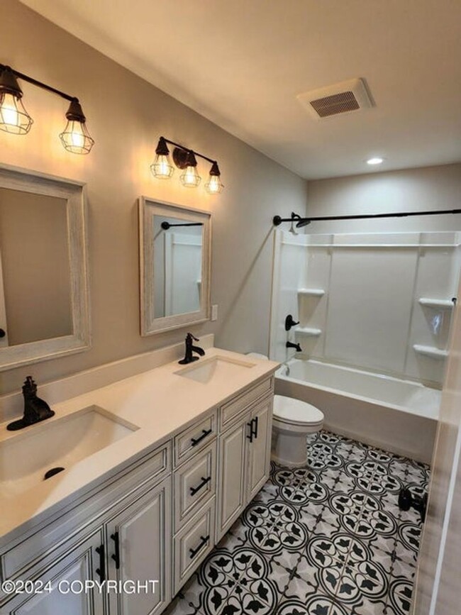 Building Photo - 6585 Beverly Hills Cir