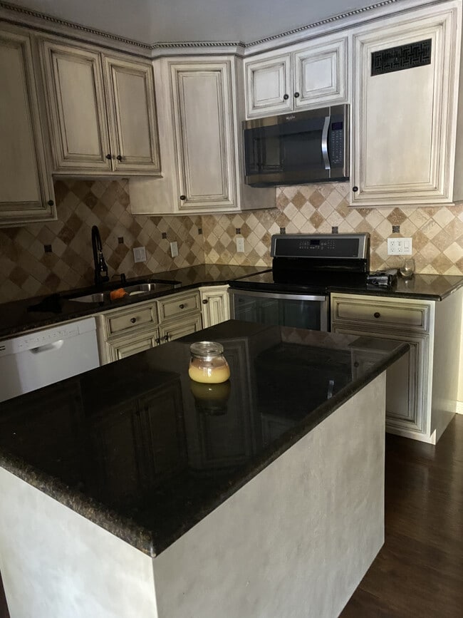 Building Photo - Shady Ridge Condo