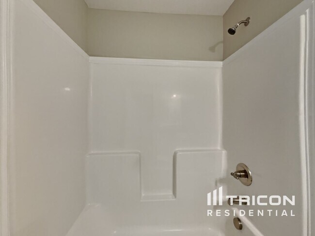 Building Photo - 616 Hollow Crst