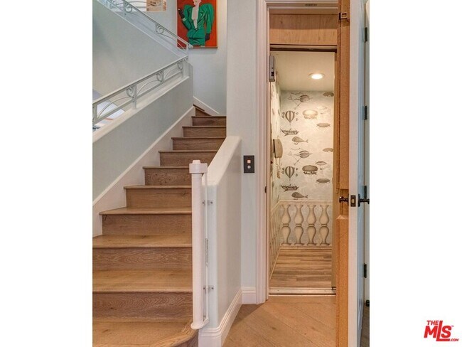 Building Photo - 129 Channel Pointe Mall