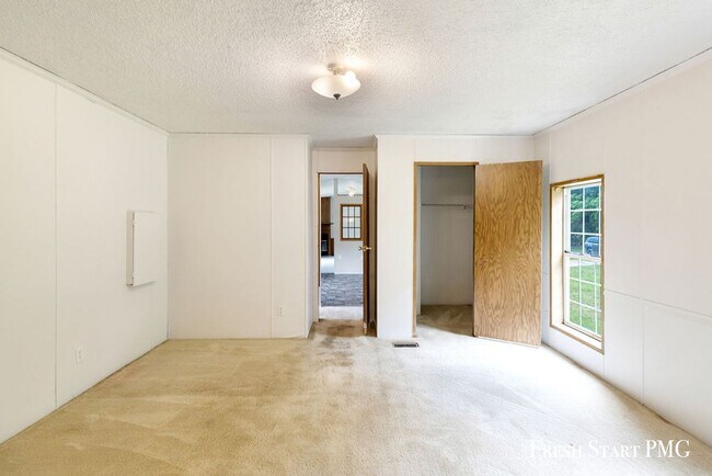 Building Photo - Freshly Renovated 2 Bed, 2 Bath Home on Ac...