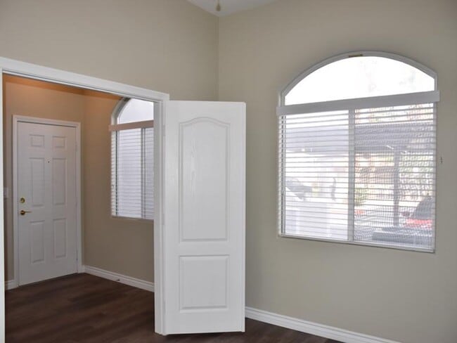 Building Photo - Fully remodeled ground floor 2BR unit in gated Mission Ridge - with garage!