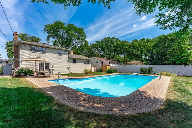 Building Photo - 1105 E Alder Ln