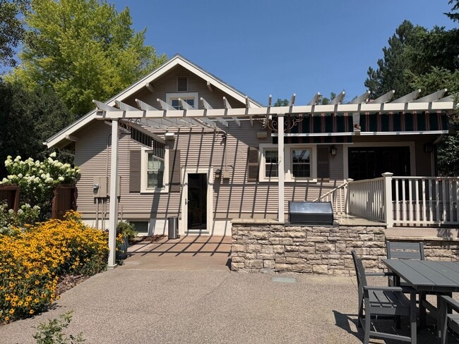 Building Photo - 916 Poly Dr