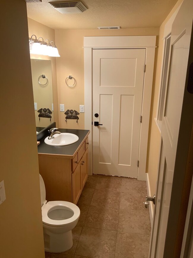 Building Photo - A Must See! 4 Bedroom House in North Eugene