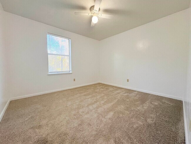 Building Photo - 1810 Sylvan Ct