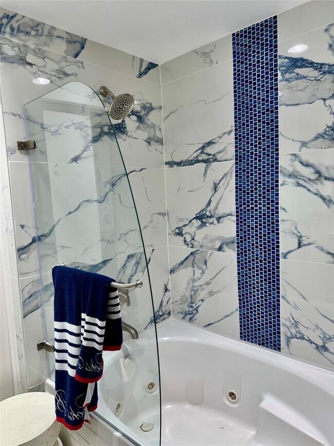 Building Photo - 1010 NE 8th Ave