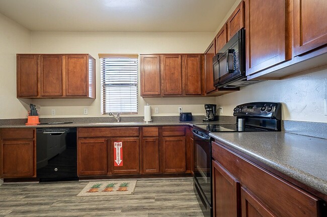 Building Photo - 928 E 6th St