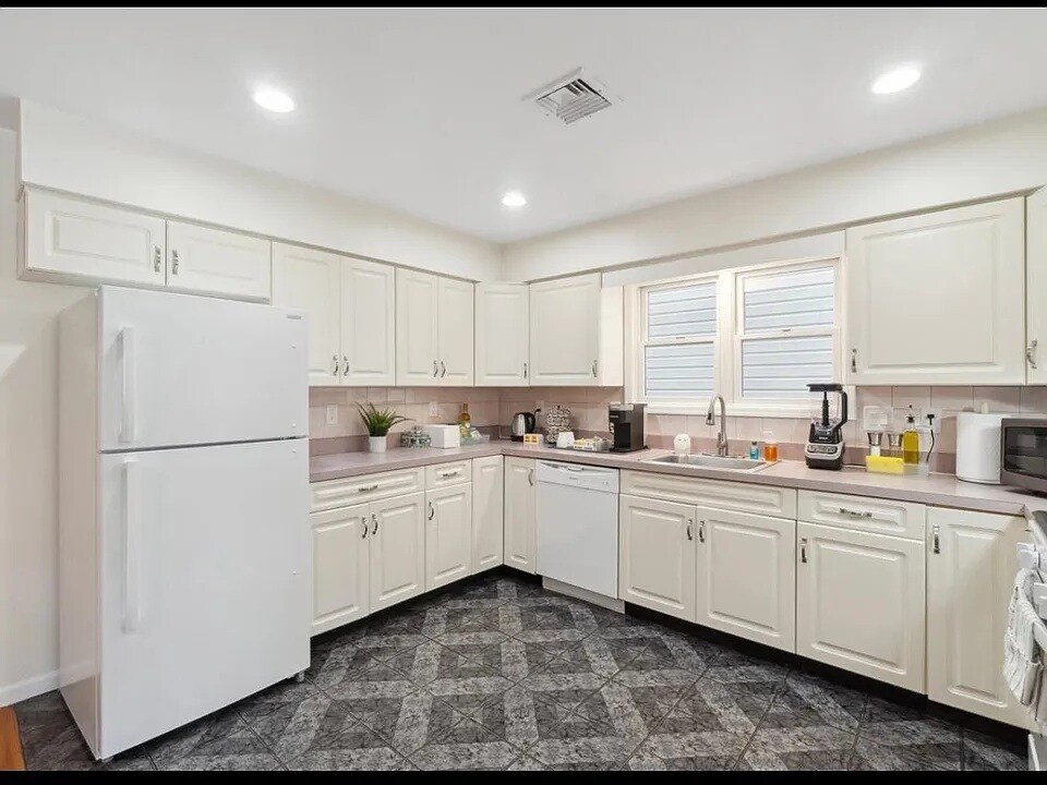 KITCHEN - 42 Van Buren St