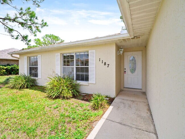 Building Photo - Well-maintained 3-bedroom, 2-bath, large back yard!