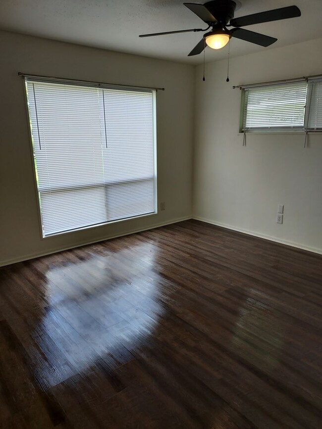 Building Photo - Newly remodeled 3/1 walking distance to re...
