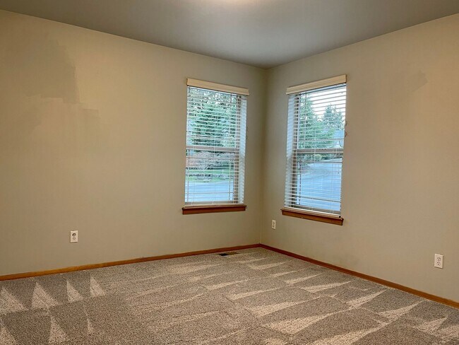 Building Photo - In town Poulsbo...close to everything! Bri...