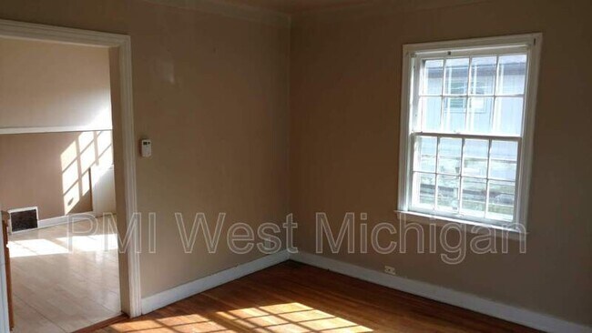 Building Photo - 1948 Silver Ave SE