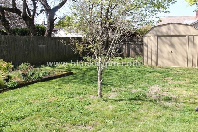 Building Photo - 2 Bed, 1 Bath Home Near Park Rose City Gol...
