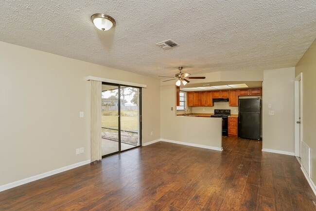 Building Photo - 452 SW Sansom Ln