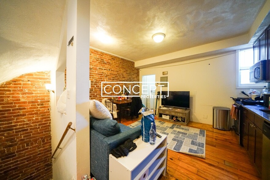 Building Photo - 218 Hemenway St