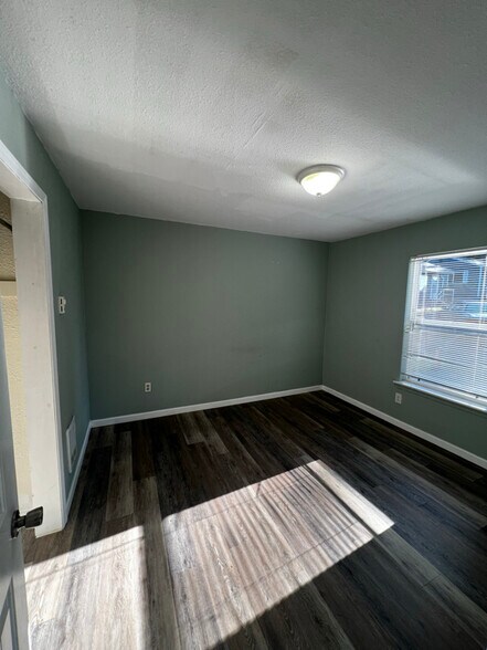 Building Photo - 122 S National Ave