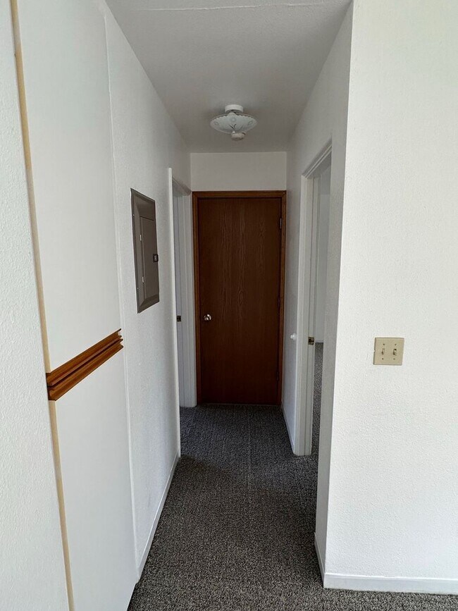 Building Photo - 2 BD, 1 BA Apartment Nestled Back on a Culd-de-Sac