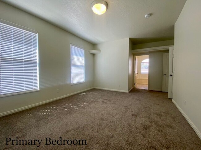 Building Photo - SPACIOUS HOME FOR RENT!