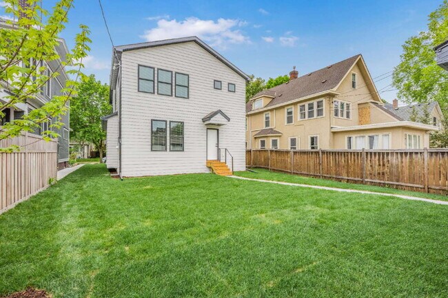 Building Photo - Stunning New Construction in the Heart of Uptown
